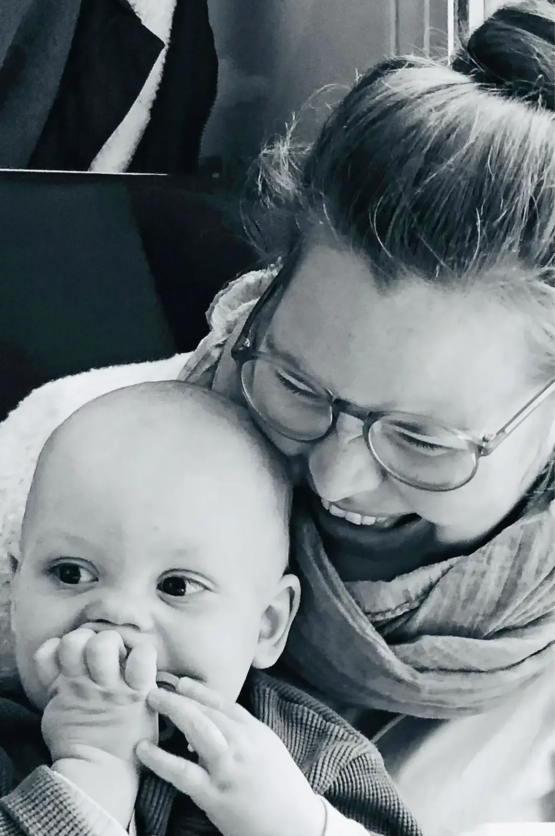 Lia Rickert mit einem Baby im Arm, Schwarzweißfoto